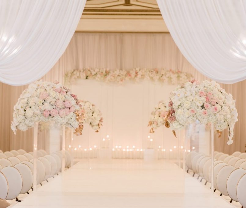 luxury-wedding-white-gold-whiteandpinkfloral-ballroom-fairmontwaterfront-vancouver-5-1130x755